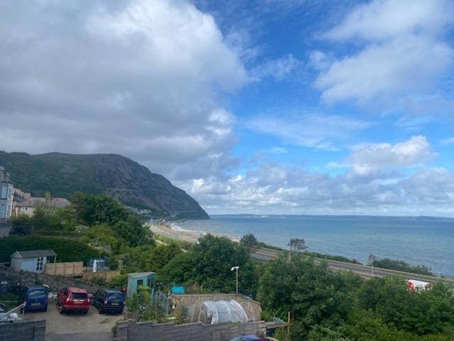 Lovely New 2 Bedroom Condo With Stunning Seaviews Penmaen-mawr Exterior foto