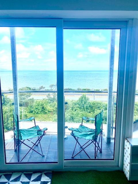Lovely New 2 Bedroom Condo With Stunning Seaviews Penmaen-mawr Exterior foto